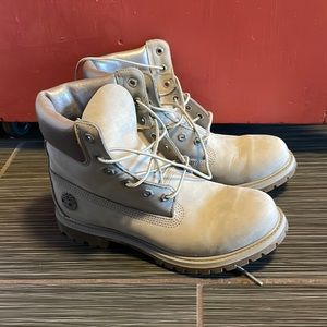 Timberland women’s 6” premium boots in grey. Worn twice.